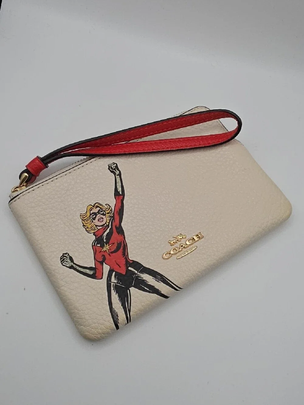 Coach Marvel Captain Limited Edition Marvel Superhero Small Wristlet (NWOT)❤️🤍